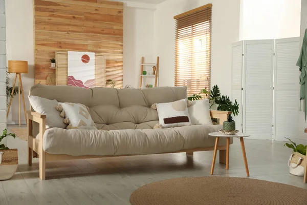 Helles Interieur Mit Stilvollem Holzsofa Und Tisch Gestaltungsidee — Stockfoto