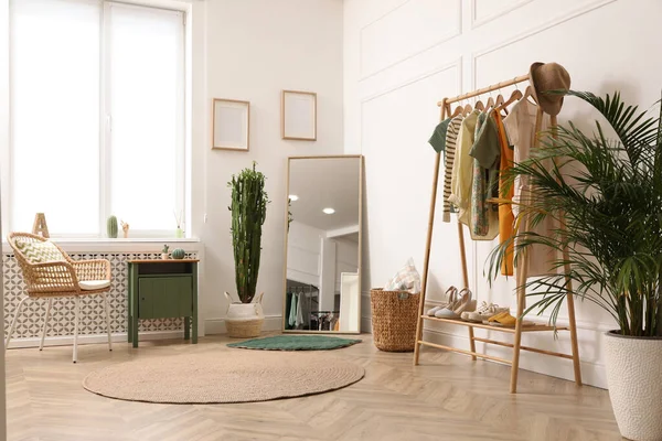 洋服ラックと大きな鏡付きのモダンな部屋 インテリアデザイン — ストック写真
