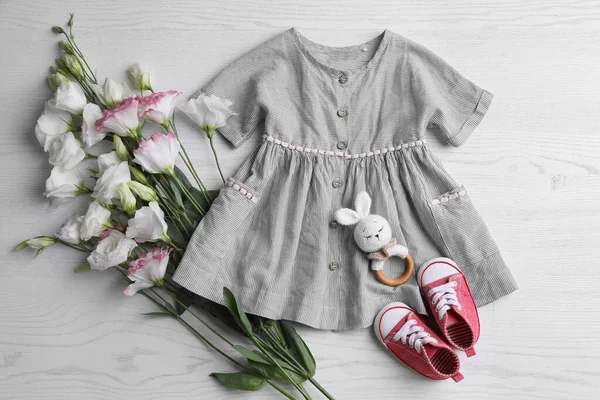 Vestido Bebé Zapatos Juguetes Flores Una Mesa Madera Blanca Cama —  Fotos de Stock