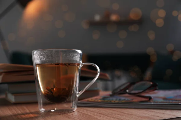 Glasschale Mit Heißem Tee Auf Holztisch Wohnzimmer Platz Für Text — Stockfoto