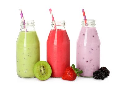 Beyaz arka planda cam şişelerde farklı smoothie 'ler