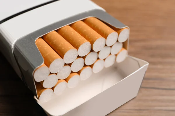 Cigarrillos Con Filtros Naranjas Paquete Mesa Primer Plano — Foto de Stock