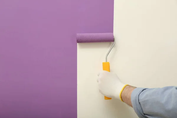 Hombre Aplicando Pintura Violeta Con Cepillo Rodillo Pared Blanca Primer — Foto de Stock