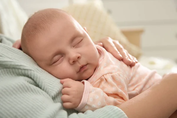 Мама Держит Спящего Ребенка Помещении Крупным Планом — стоковое фото