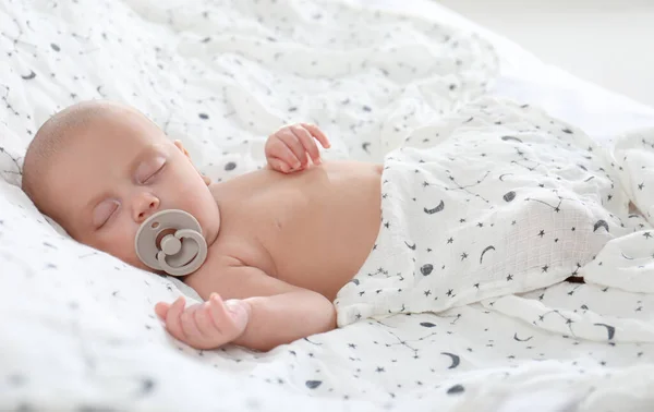Lindo Bebé Con Chupete Durmiendo Cama — Foto de Stock