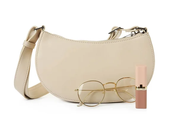 Elegante Bolso Baguette Con Gafas Lápiz Labial Sobre Fondo Blanco —  Fotos de Stock