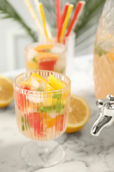 Deliciosa Bebida Refrescante Con Naranja Pomelo Sobre Mesa Mármol Blanco — Foto de Stock