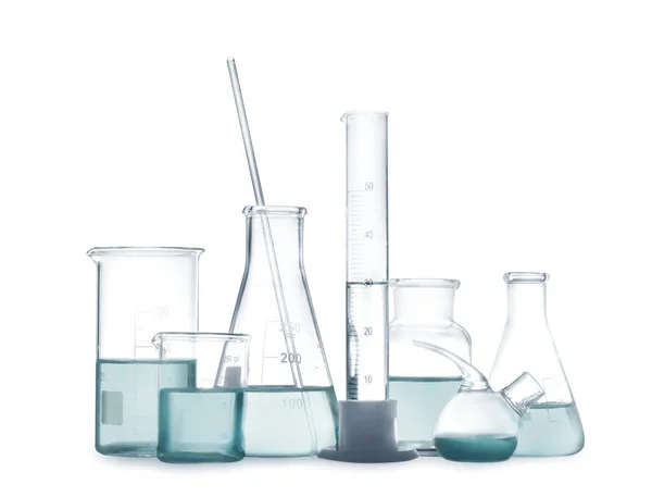Objectos Vidro Laboratório Com Líquido Isolado Sobre Branco — Fotografia de Stock