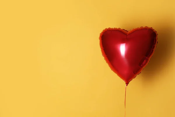 Globo Festivo Forma Corazón Sobre Fondo Amarillo Espacio Para Texto — Foto de Stock