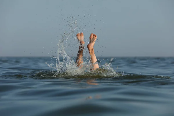 Drunknande Kvinnas Ben Sticker Havet — Stockfoto