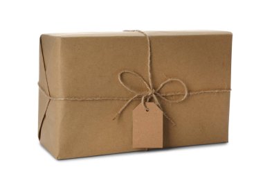 Beyaz arkaplanda boş etiket ile Kraft kağıdına sarılmış paket
