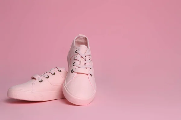 Par Sapatos Lona Elegantes Fundo Rosa Espaço Para Texto — Fotografia de Stock