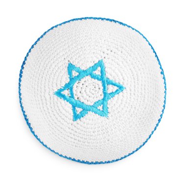 Kippah ve David 'in yıldızı beyazda izole edilmiş, üst manzara. Rosh Hashanah için giysi