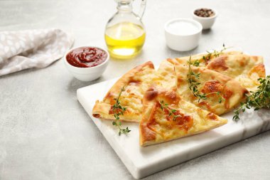 Işık masasında peynirli nefis khachapuri.