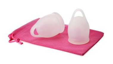 Beyaz arka planda pembe çantalı silikon adet bardakları