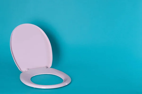 Rosa Plast Toalettsits Ljusblå Bakgrund Utrymme För Text — Stockfoto
