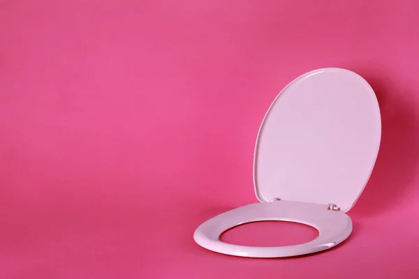 Nieuwe Plastic Toiletbril Roze Achtergrond Ruimte Voor Tekst — Stockfoto