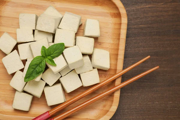 Delicioso Tofu Com Manjericão Pauzinhos Mesa Madeira Vista Superior — Fotografia de Stock