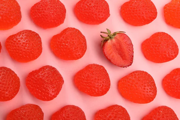 Deliziose Caramelle Gommose Fragola Fresca Sfondo Rosa Posa Piatta — Foto Stock