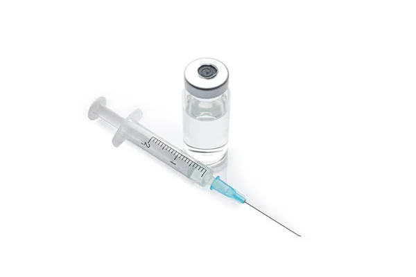 白い背景に針とバイアルで使い捨て注射器 — ストック写真