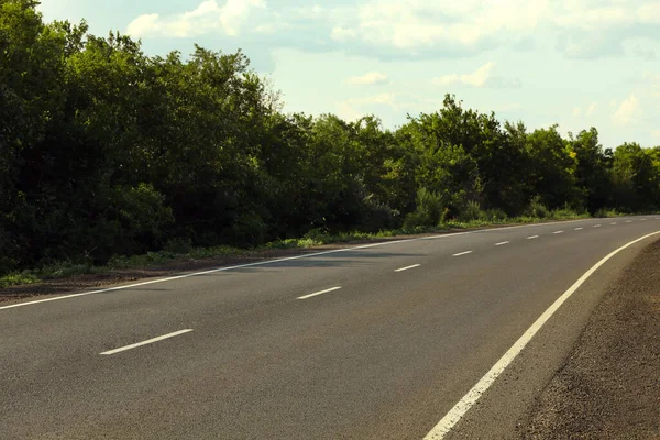 Kırsal kesimdeki modern asfalt yolu manzarası