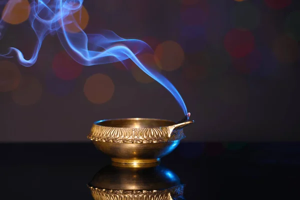 Soplado Diya Sobre Fondo Oscuro Con Luces Borrosas Lámpara Diwali —  Fotos de Stock