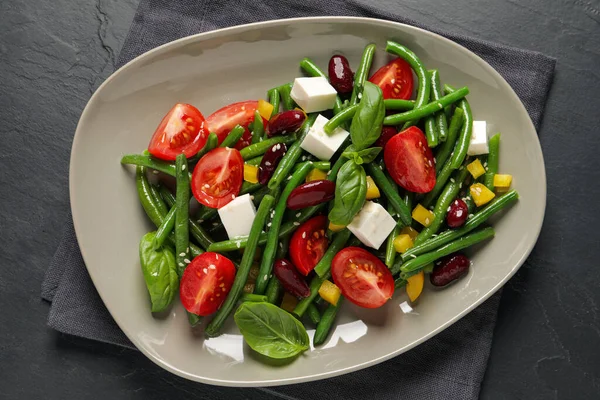Assiette Salade Savoureuse Avec Haricots Verts Sur Table Noire Vue — Photo