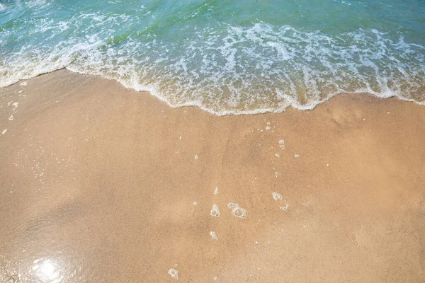 晴れた日に海によって洗浄熱帯砂のビーチ — ストック写真