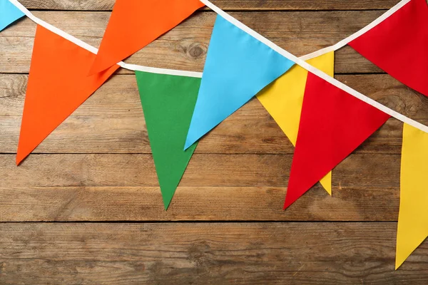 Buntings Com Bandeiras Triangulares Coloridas Fundo Madeira Decoração Festiva — Fotografia de Stock