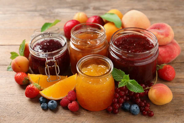 Vasi Con Marmellate Diverse Frutta Fresca Sul Tavolo Legno — Foto Stock