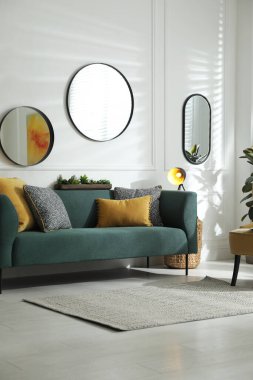 Modern oturma odasının içi şık rahat kanepelerle dolu.