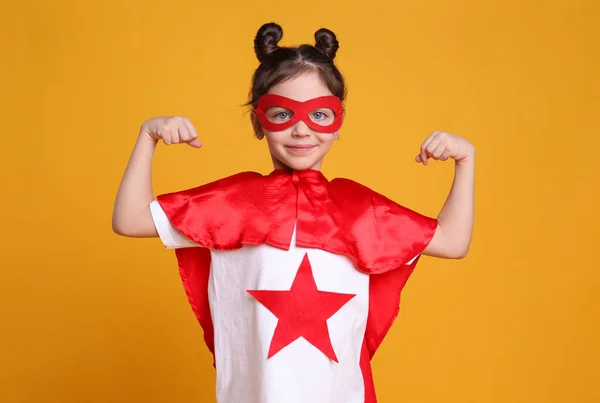 Linda Niña Traje Superhéroe Sobre Fondo Amarillo — Foto de Stock