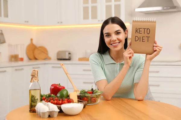 Mujer Feliz Sosteniendo Portátil Con Palabras Keto Dieta Cerca Diferentes — Foto de Stock