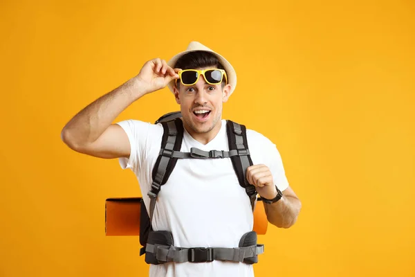 Emotional Male Tourist Travel Backpack Yellow Background — Stock Photo, Image
