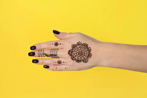 Mujer Con Tatuaje Henna Mano Sobre Fondo Amarillo Primer Plano —  Fotos de Stock