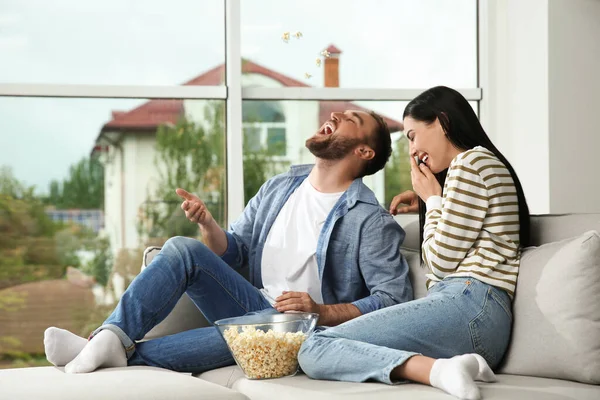 Šťastný Pár Sledující Film Popcornem Doma — Stock fotografie