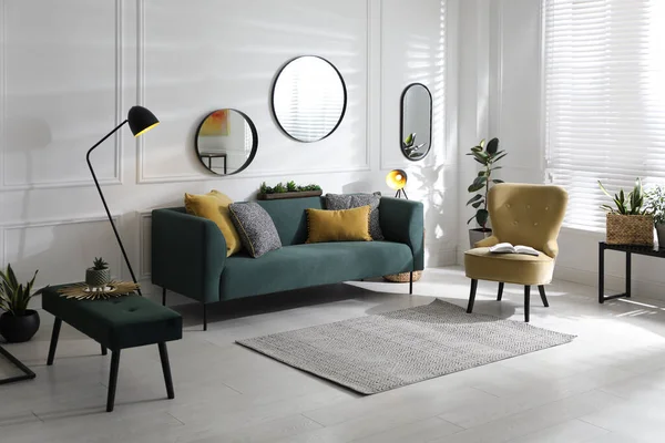 Moderno Salón Interior Con Elegante Sofá Cómodo —  Fotos de Stock
