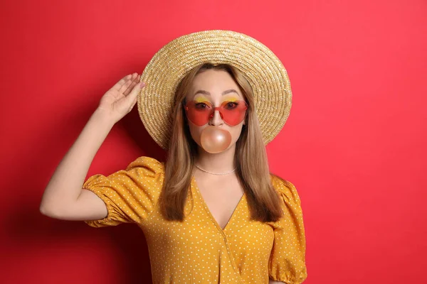 Mulher Nova Moda Com Maquiagem Brilhante Soprando Bubblegum Fundo Vermelho — Fotografia de Stock