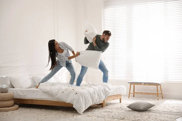 침실에서 재미있는 싸움을 — 스톡 사진