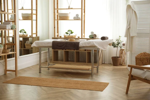 スパサロンのマッサージテーブル付きのスタイリッシュなお部屋のインテリア — ストック写真