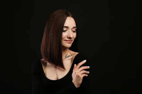 黒の背景に豪華な栗の髪を持つかなり若い女性の肖像画 テキストのためのスペース — ストック写真