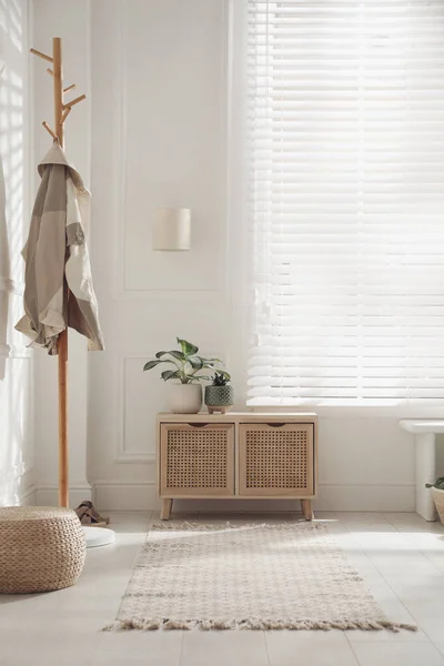 Intérieur Élégant Avec Commode Bois Plantes Vertes — Photo