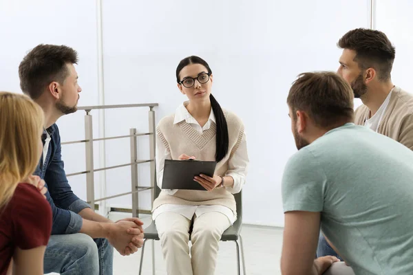 Psicoterapeuta Trabajando Con Grupo Drogadictos Sesión Terapia Interiores — Foto de Stock