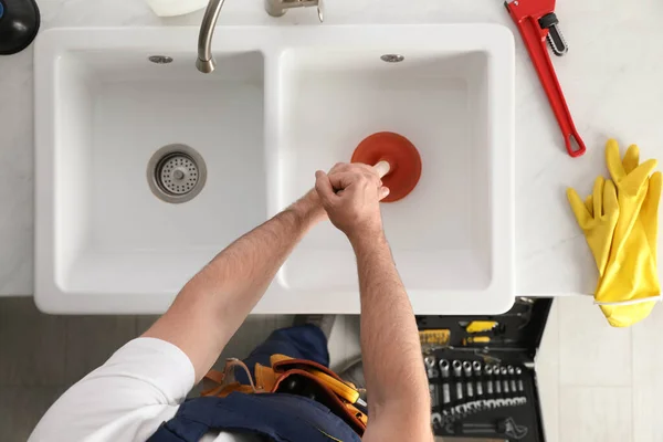 Plumber Using Plunger Unclog Sink Drain Top View — Stock Photo, Image