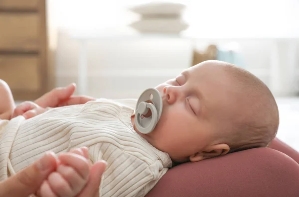 Madre Con Lindo Bebé Durmiendo Casa Primer Plano —  Fotos de Stock