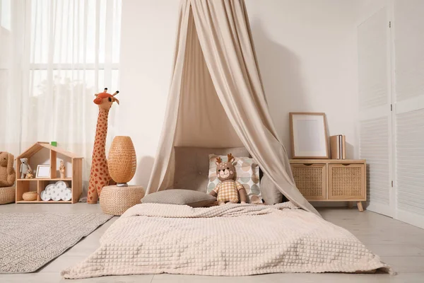 Quarto Infantil Acolhedor Com Tenda Brincar Brinquedos Cama Chão Confortável — Fotografia de Stock