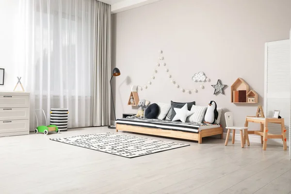 Nettes Kinderzimmer Mit Stilvollem Komfortablem Bodenbett Und Spielzeug Montessori Innenraum — Stockfoto
