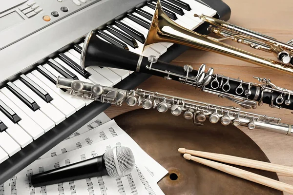 Conjunto Diferentes Instrumentos Musicales Micrófono Sobre Fondo Madera Primer Plano — Foto de Stock