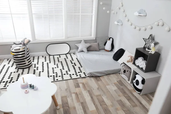 Montessori Yatak Odası Zemin Yatağı Oyuncaklarla Dolu — Stok fotoğraf