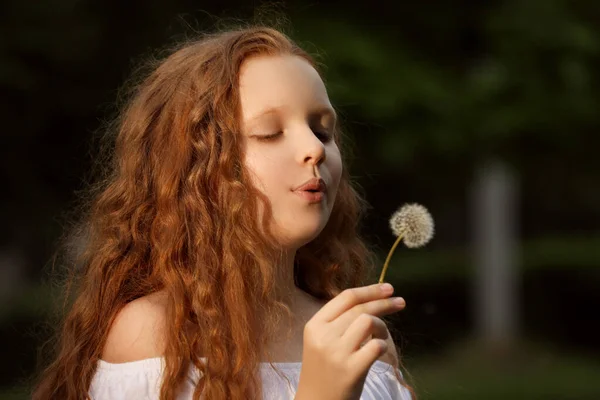 Chica Con Pelo Rojo Soplando Diente León Parque — Foto de Stock